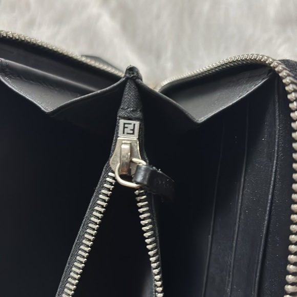 Fendi eyes zippy wallet - Picture 7 of 9